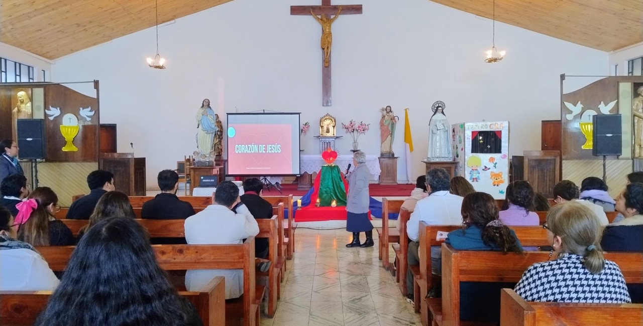 Realizan tercera sesión del Plan de Competencias Profesionales para los funcionarios/as del colegio abordando el Sagrado Corazón de Jesús